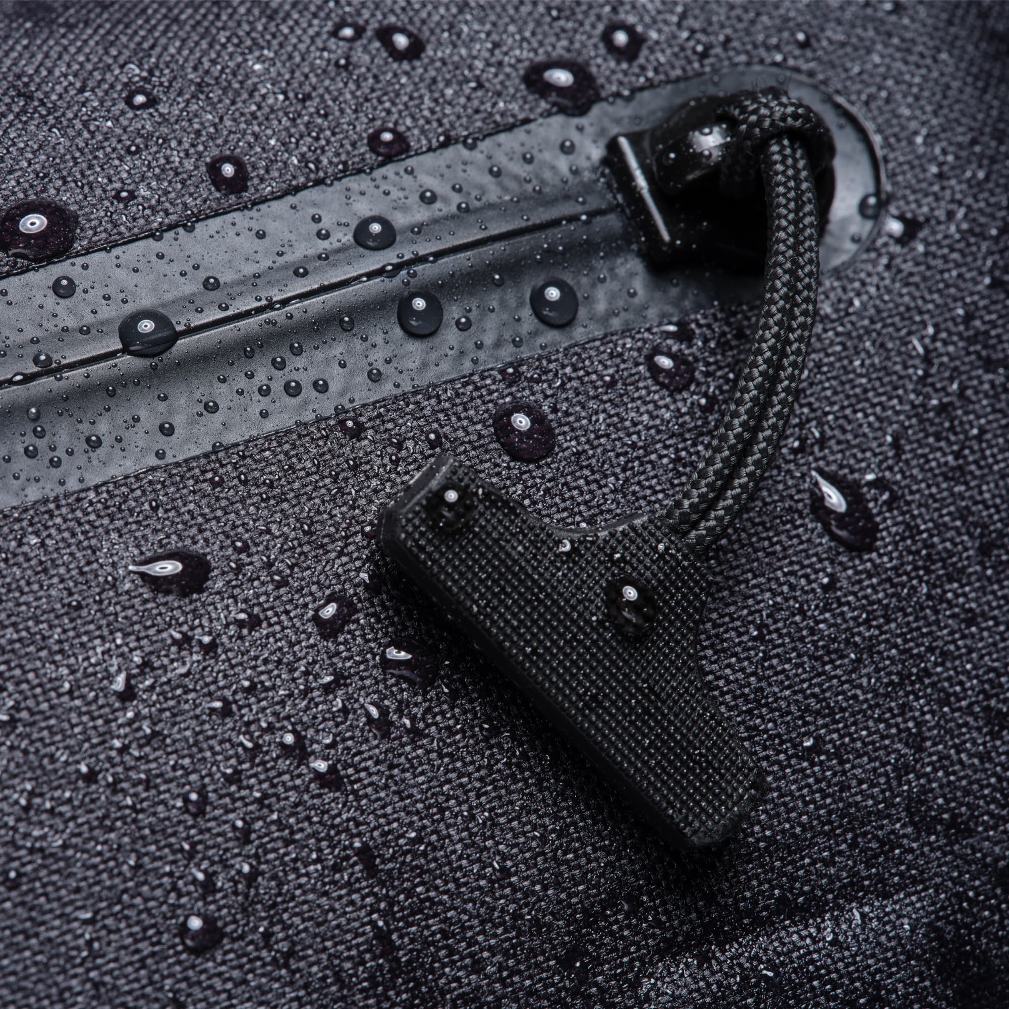 The zipper of the waterproof Kadet Max #color_black